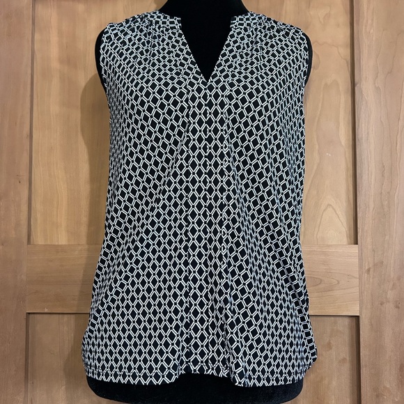 H&M Tops - H&M Black and White Geometric Sleeveless Blouse